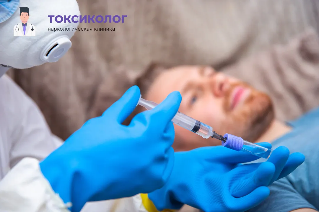 Врач берет анализы в процессе процедуры «Снятие ломки в Туле»